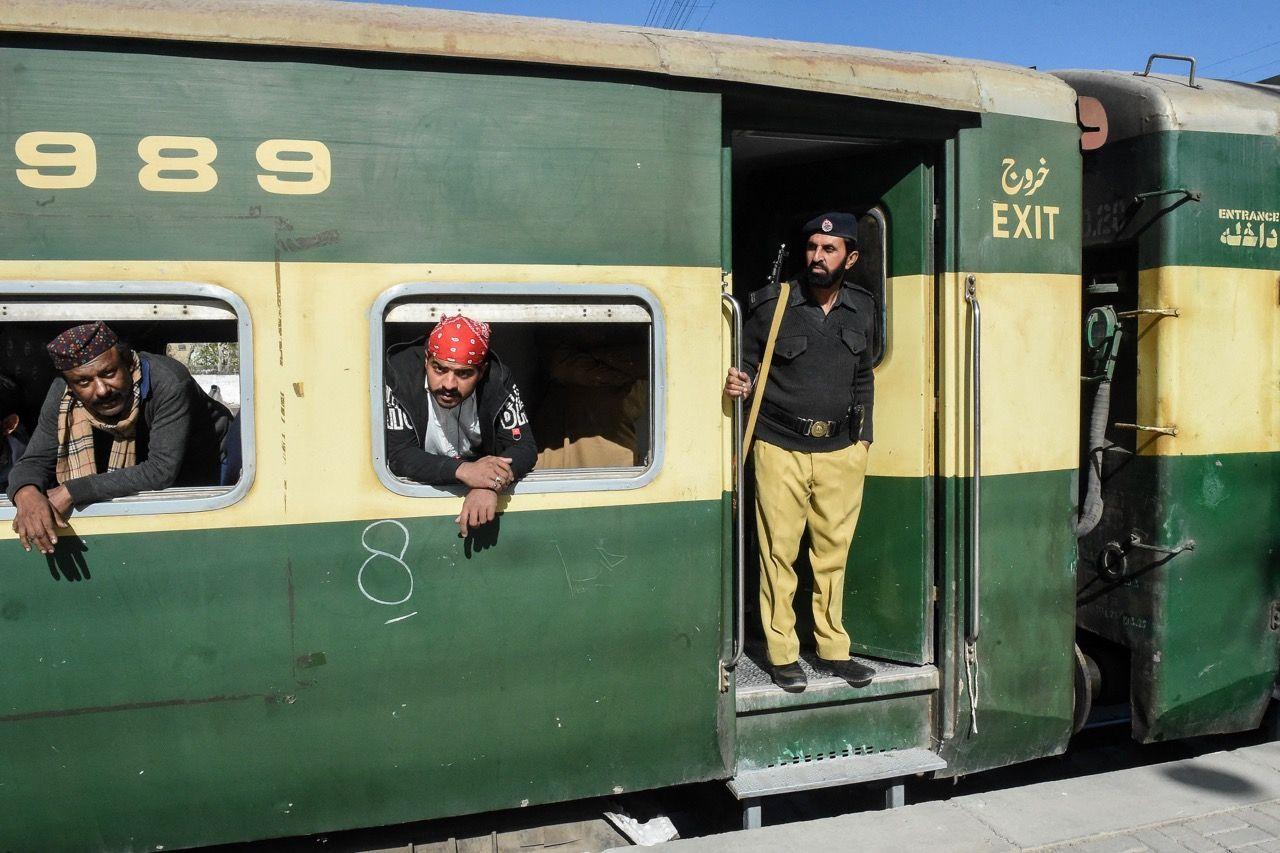 بی ایل اے کے حملے کے بعد ایک بار پھر اپنی سروسز شروع کرنے سے پہلے جعفر ایکسپریس میں پولیس اہلکار کھڑے ہیں۔ 