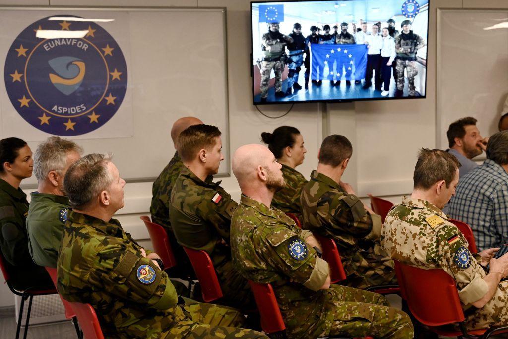 Oficiales militares escuchan una conferencia de prensa
