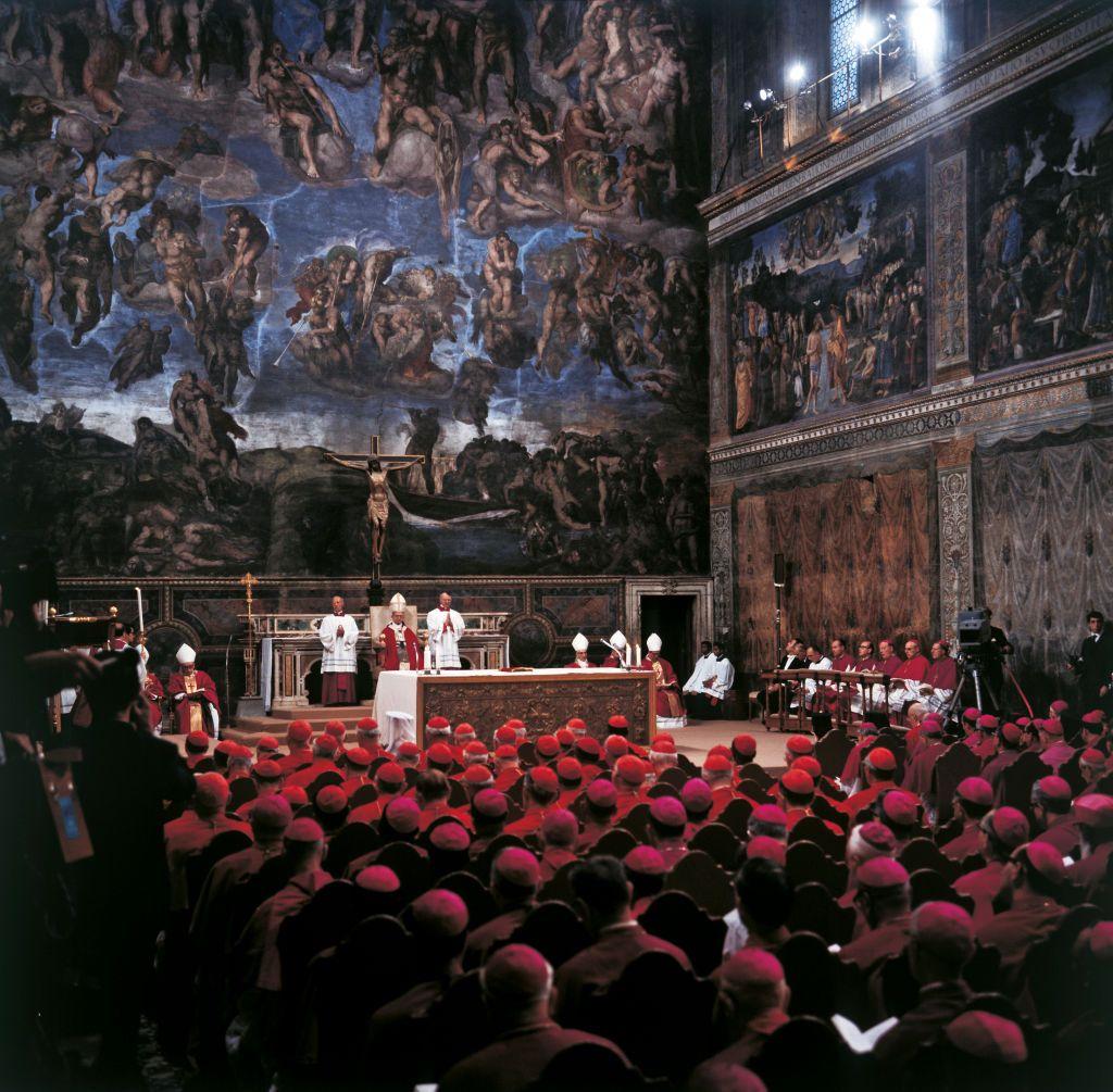 El papa Pablo VI, cuyo verdadero nombre era Giovanni Montini, se dirige a los obispos y cardenales presentes en la reunión del Sínodo en la Capilla Sixtina. 