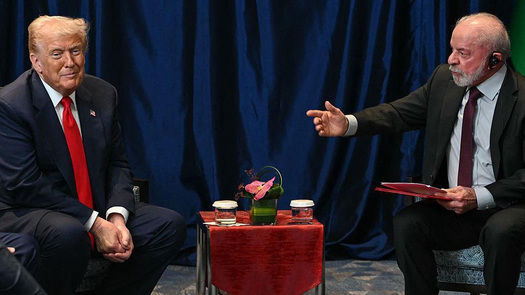 O presidente  Luiz In&aacute;cio Lula da Silva conversa com o presidente dos EUA, Donald Trump, durante uma reuni&atilde;o bilateral em Kuala Lumpur, em 26 de outubro de 2025.