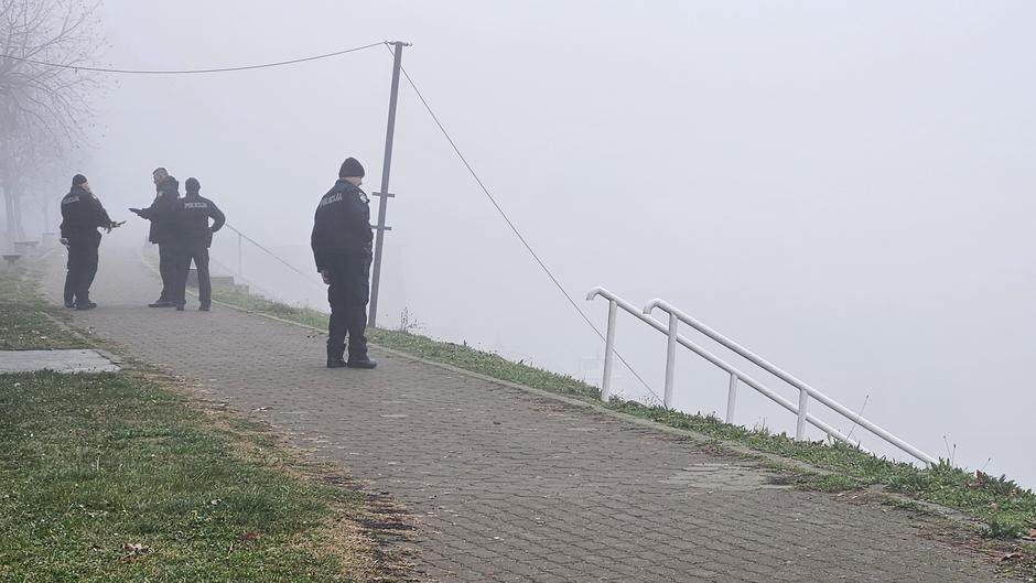 Nesreća u Hrvatskoj: Migrant nastradao u Savi, više od deset spašeno 1 Policajci uz obalu reke