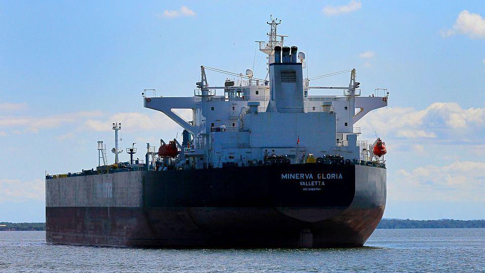 Un petrolero navega por el lago de Maracaibo tras cargar crudo en la refinería de Bajo Grande a inicios de este mes.
