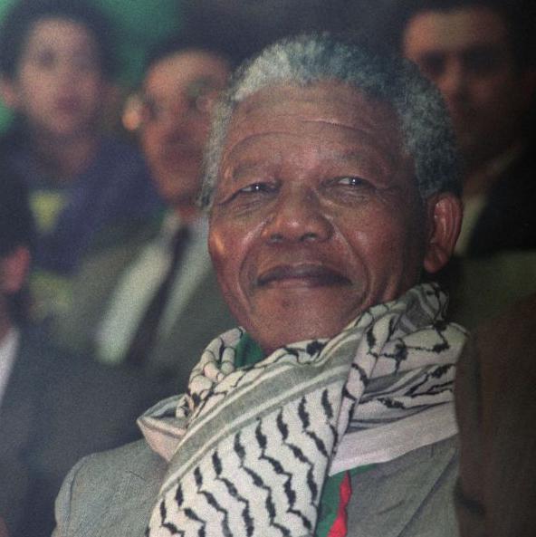 الكوفية الفلسطينية: حكاية رمز، وتاريخ شعب 5 زعيم جنوب أفريقيا المناهض للفصل العنصري نيلسون مانديلا، يرتدي الكوفية.