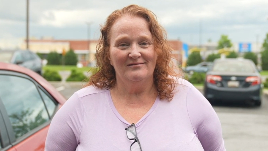 Elizabeth Butler alimenta a su familia con ayudas del gobierno.