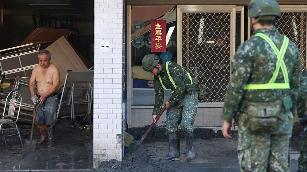 2025年9月25日，軍方人員協助光復村居民清理淤泥。