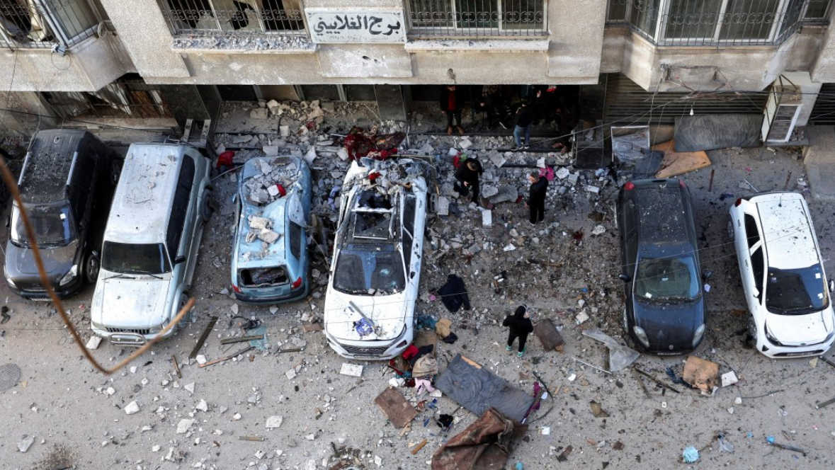 فلسطينيون يتفقدون موقع غارة إسرائيلية يوم السبت في مدينة غزة، 31 يناير/كانون الثاني 2026