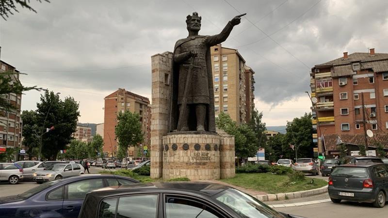 Spomenik knezu Lazaru u Severnoj Mitrovici na kružnom toku