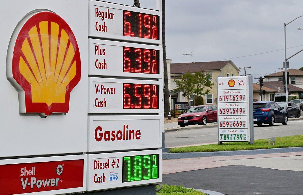 Una valla de una estación de gasolina en Estados Unidos despliega los precios del combustible que alcanzan US$6,59 por galoón de gasolina regular y US$7,89 por diésel