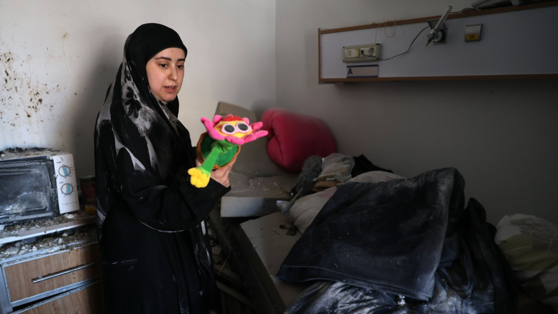 امرأة تتفقد الأضرار في مستشفى جبل عامل بعد يوم من غارة جوية إسرائيلية استهدفت مبان أمام المستشفى في صور، لبنان، 2 يونيو/ حزيران 2026.