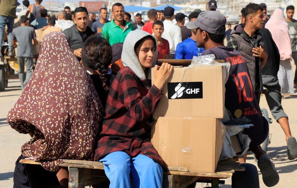 kamioni sa humanitarnom pomoći, humanitarna pomoć za Gazu, glad u gazi, ljudi u gazi nose pomoć
