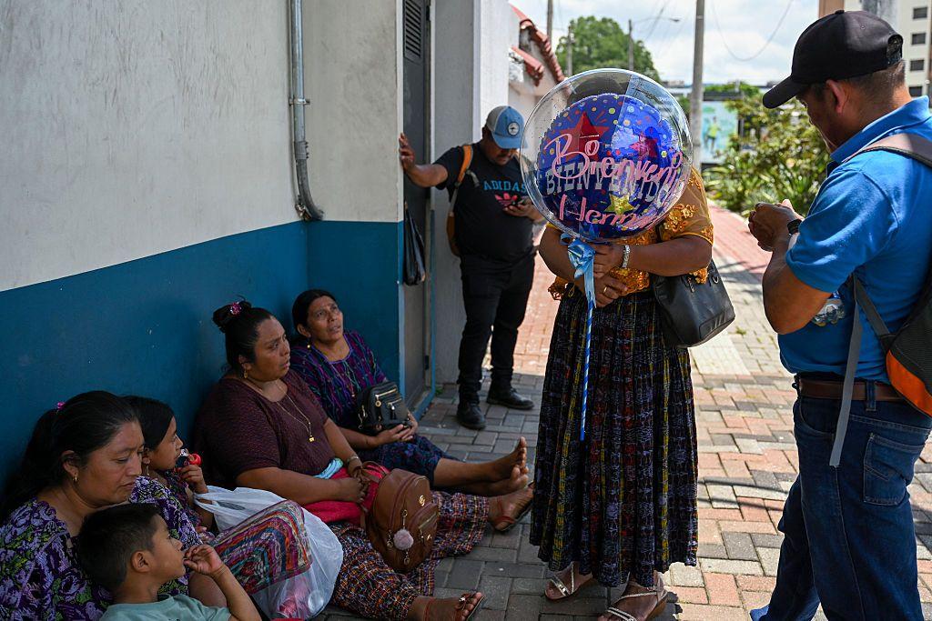Familiares de algunos menores que serían deportados desde EE.UU. reunidos afuera del Centro de Recepción de Retornados en Ciudad de Guatemala el domingo 31 de agosto.
