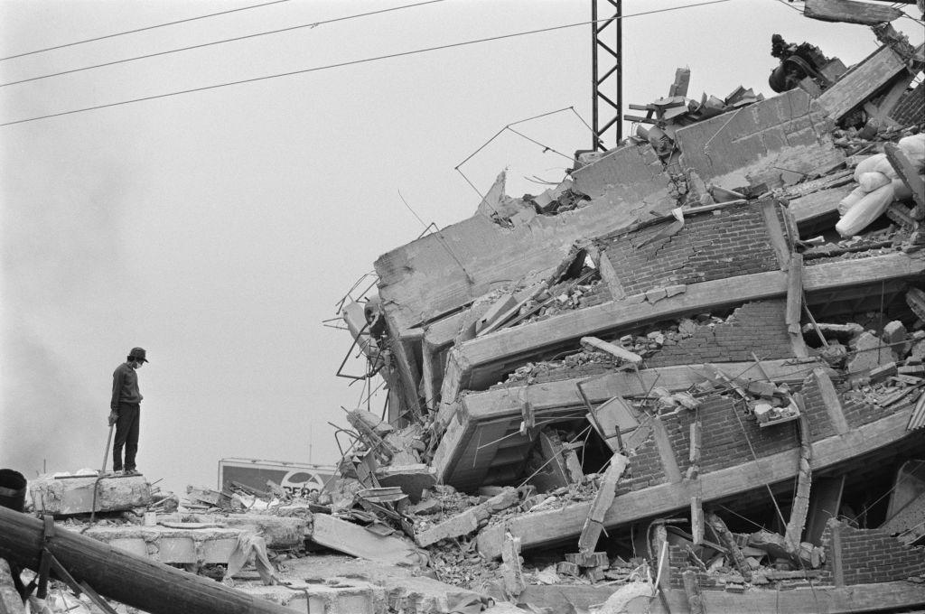 Un hombre frente a los escombros de un edificio en Ciudad de México en 1985