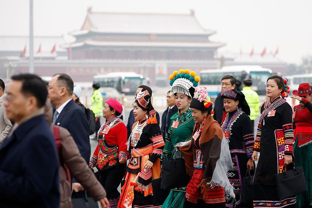 多民族代表進入兩會會場