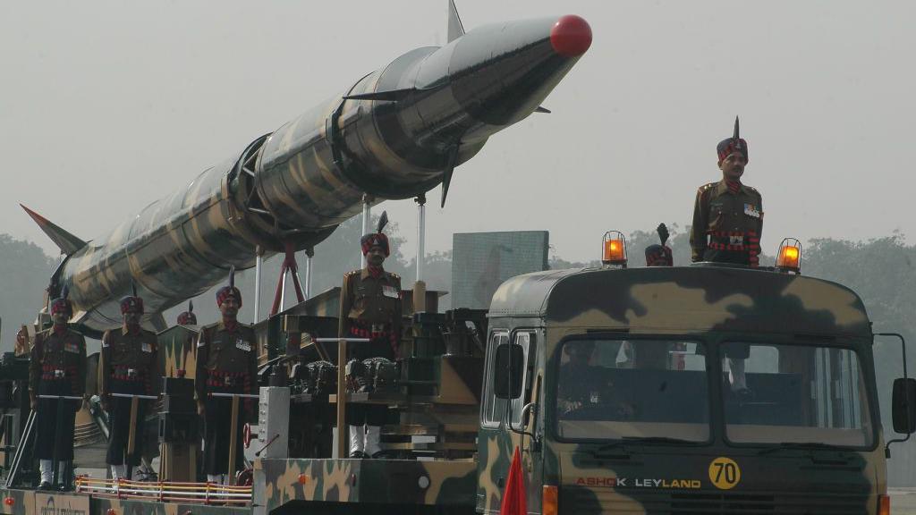 Míssil Agni montado em um caminhão militar