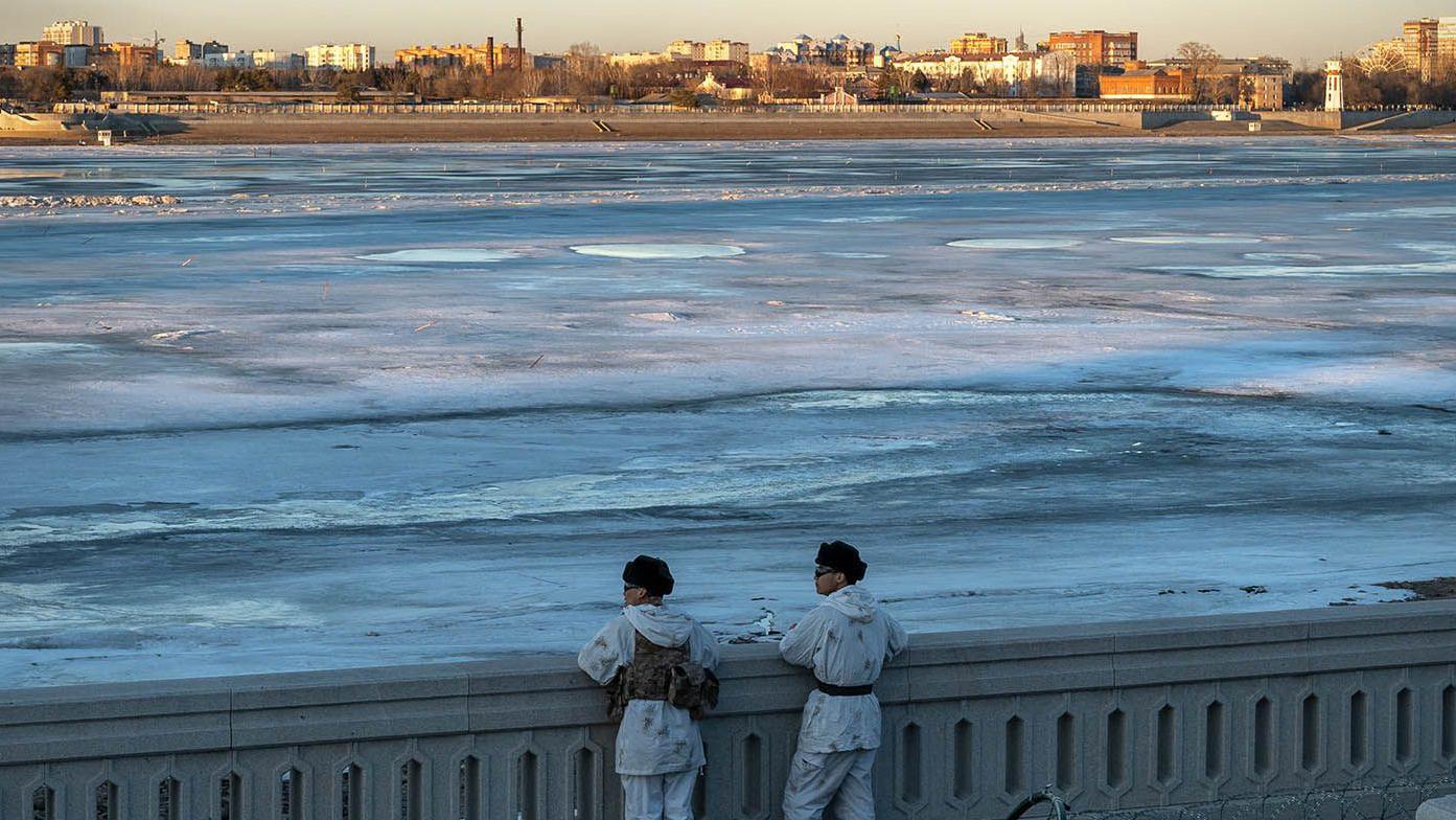 Soldados do Ex&eacute;rcito de Liberta&ccedil;&atilde;o Popular da China montam guarda &agrave;s margens do rio Amur, em Heihe, na prov&iacute;ncia chinesa de Heilongjiang, em frente &agrave; cidade russa de Blagoveshchensk 