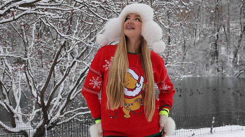 New York blanketed in snowfall, sparking travel chaos