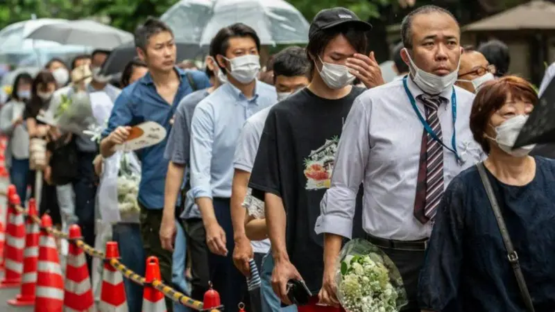 Para pelayat menghadiri upacara pemakaman mantan PM Shinzo Abe.