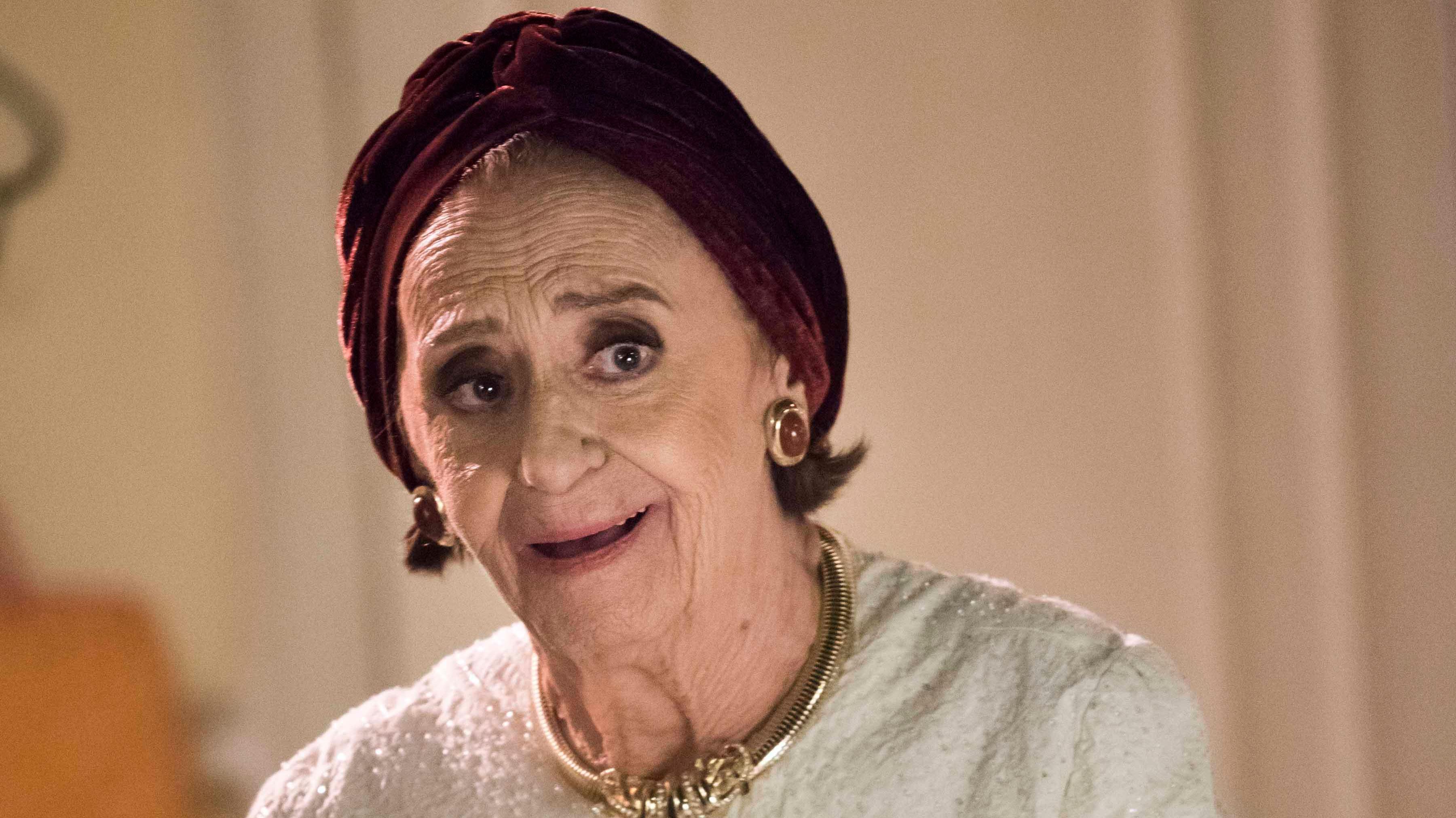 Laura Cardoso encenando; ela aparece em pé, falando e com as mãos juntas