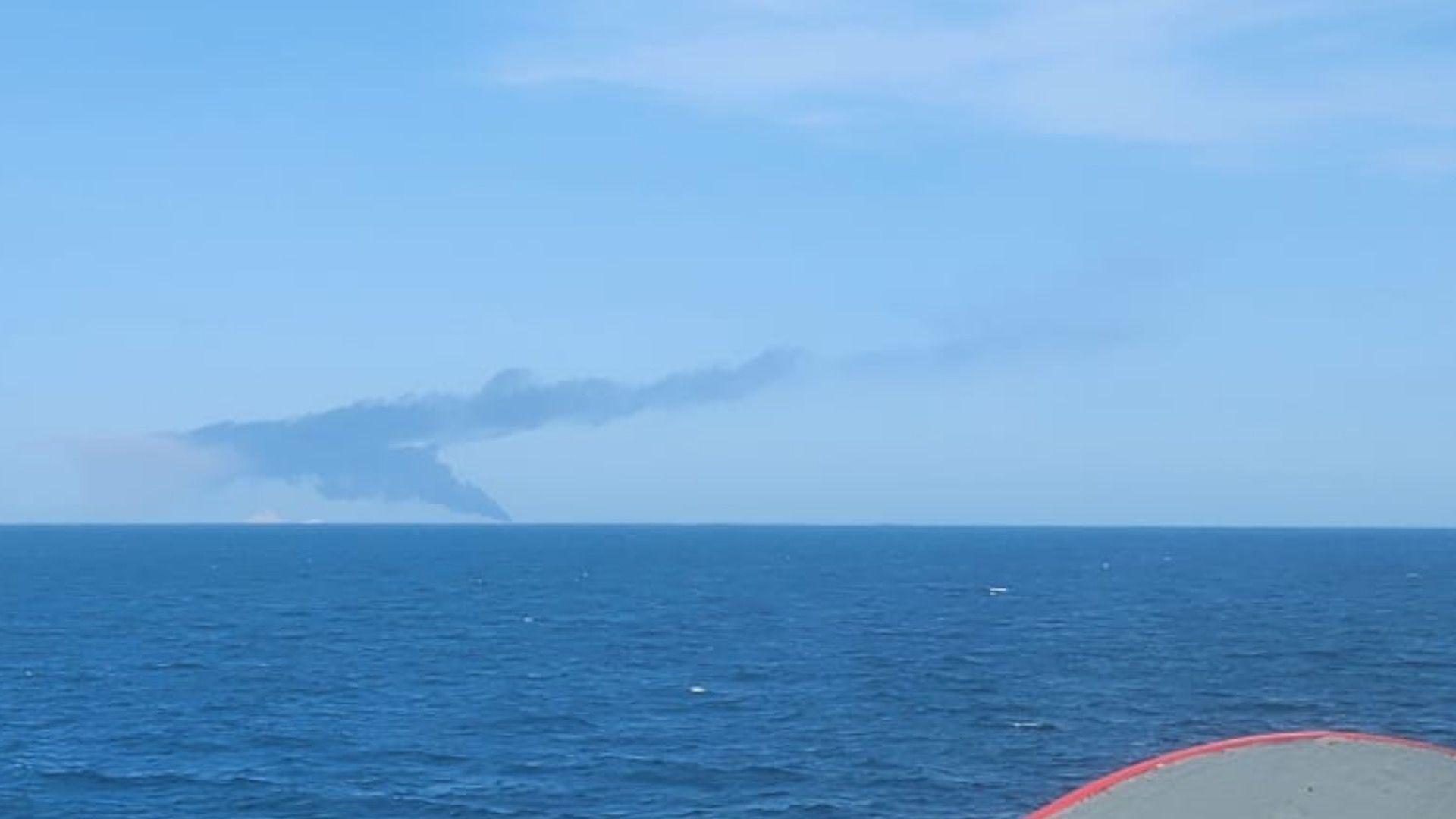 crni sim se uzdiže na horizontu gde se vidi more 