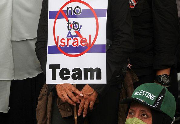 Para pengunjuk rasa menuntut pemerintah Indonesia menolak partisipasi tim sepak bola Israel dalam Piala Dunia FIFA U-20 mendatang yang akan diselenggarakan di Indonesia.
