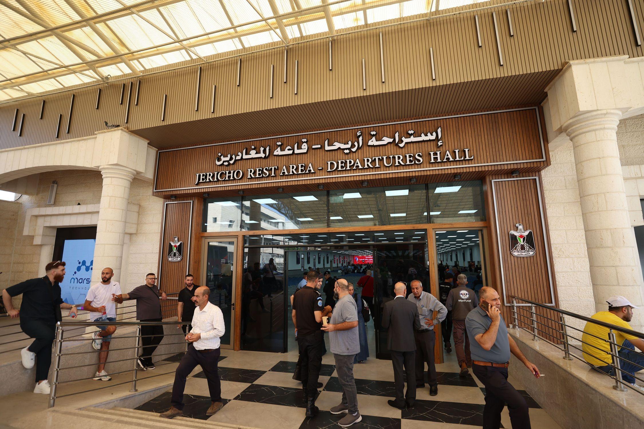 فلسطينيون ينتظرون عند المعبر بين الضفة الغربية والأردن، بعد أن أعلنت إسرائيل إعادة فتحه، في أريحا بالضفة الغربية، 28 سبتمبر 2025.