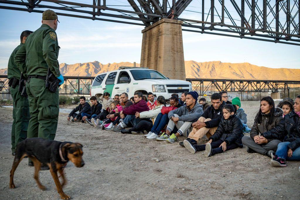 Migrantes junto a agentes de la patrulla fronteriza. 