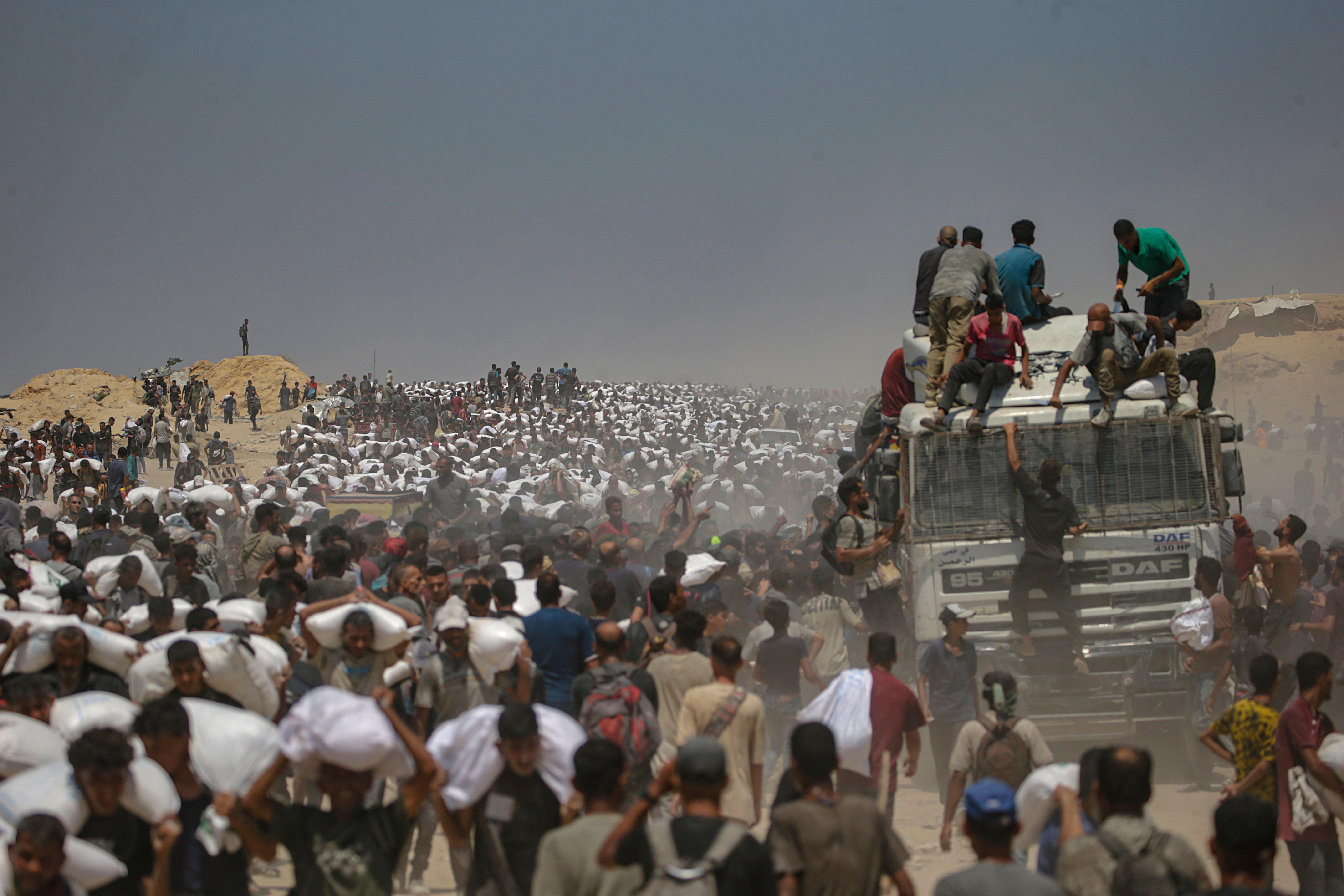 Ajuda entra na Faixa de Gaza após Israel anunciar pausa diária nas hostilidades, Zikim – 27 de julho de 2025   