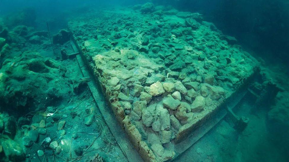 Una estructura rectangular en piedra bajo el mar.