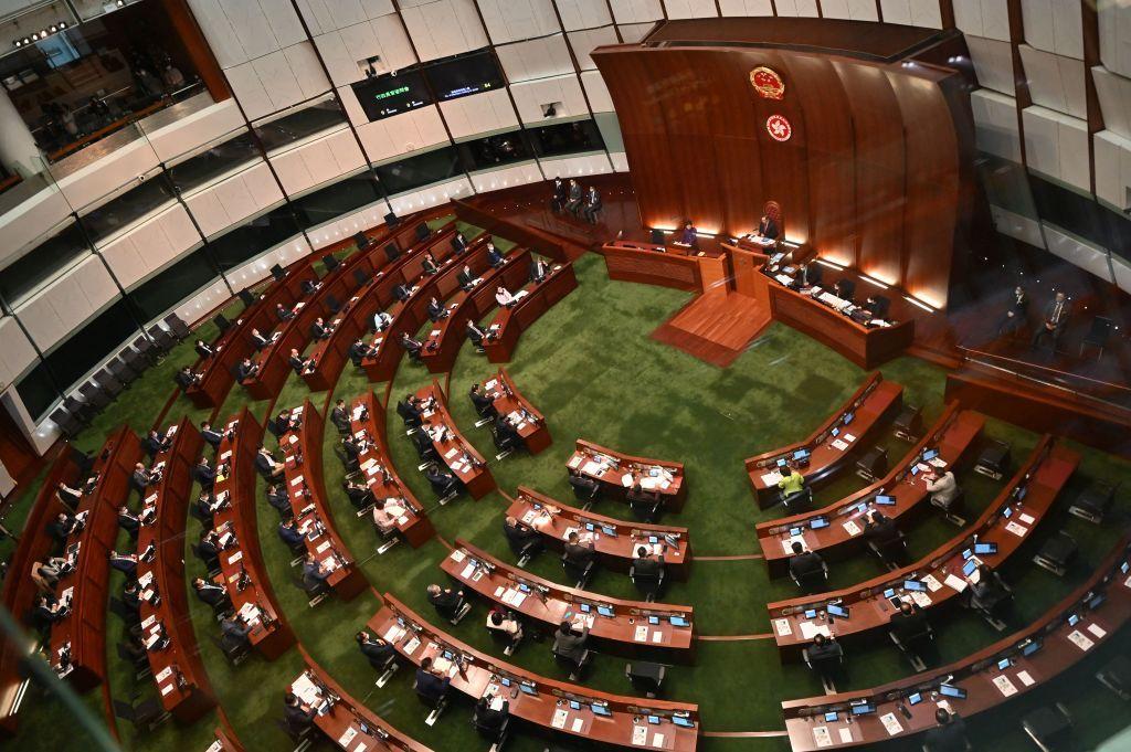立法會俯視圖。2022年1月12日,香港行政長官林鄭月娥(上中左)在香港立法會向立法會議員發表演說。