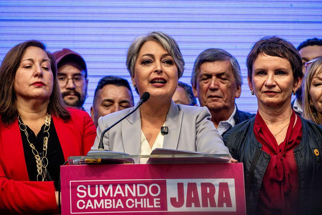 Jeannette Jara reconoce la derrota ante sus adherentes. 