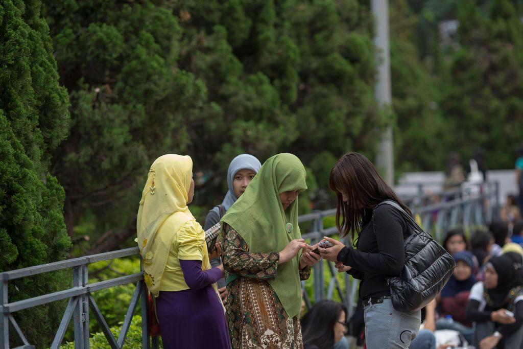 香港的外傭在假日時，聚集在公園一帶。