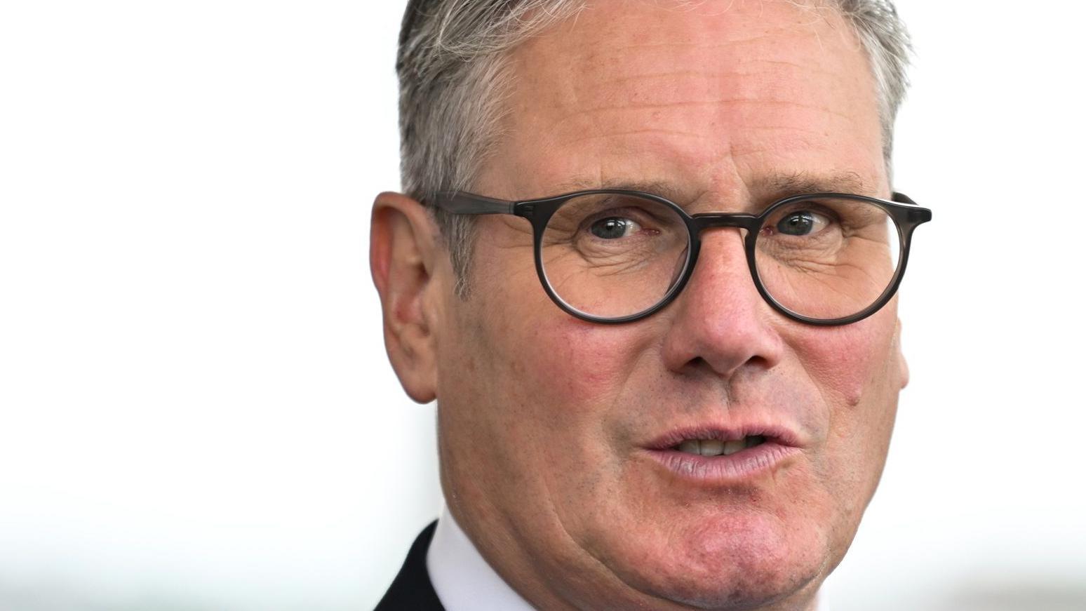 غلاسكو، اسكتلندا - 2 يونيو/حزيران: رئيس الوزراء البريطاني كير ستارمر يُبدي ردة فعله أثناء زيارته لمصنع تقطير كلايدسايد في غلاسكو، اسكتلندا، في 2 يونيو/حزيران 2025. كشف رئيس الوزراء اليوم عن خطط الإنفاق الدفاعي الحكومية، مؤكدًا على ضرورة استعداد المملكة المتحدة للصراع، وأنه لا يمكن تجاهل التهديد الروسي. وأعلن عن إنفاق 15 مليار جنيه إسترليني على أسلحة نووية جديدة، وكلف ما يصل إلى 12 غواصة هجومية جديدة. 