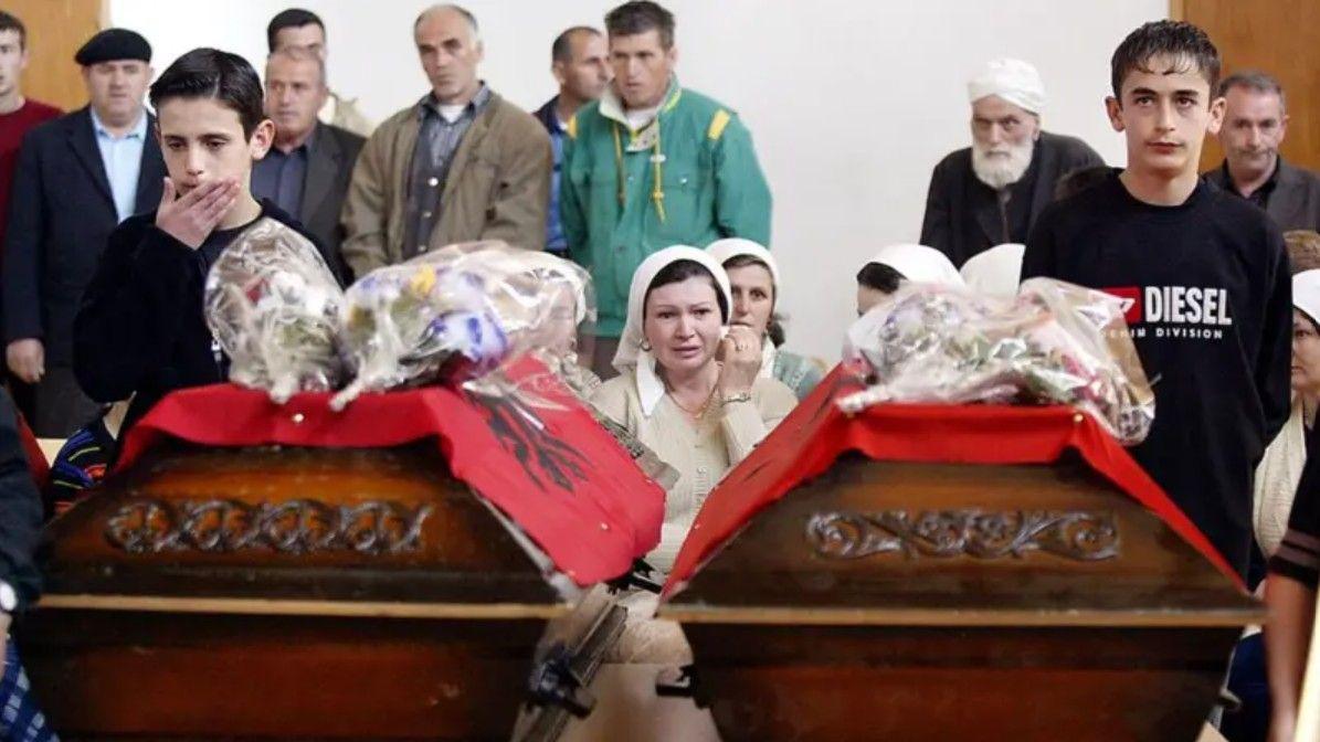 Dvojica albanskih dečaka, čija su tela pronađena u reci Ibar, sahranjeni su u selu Čabra 21. marta, posle deeskalacije nasilja