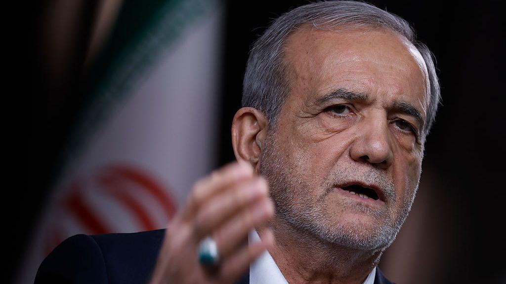 الرئيس الإيراني يعلن عن مفاوضات نووية مباشرة مع الولايات المتحدة، ضمن "بيئة خالية من التهديدات" 