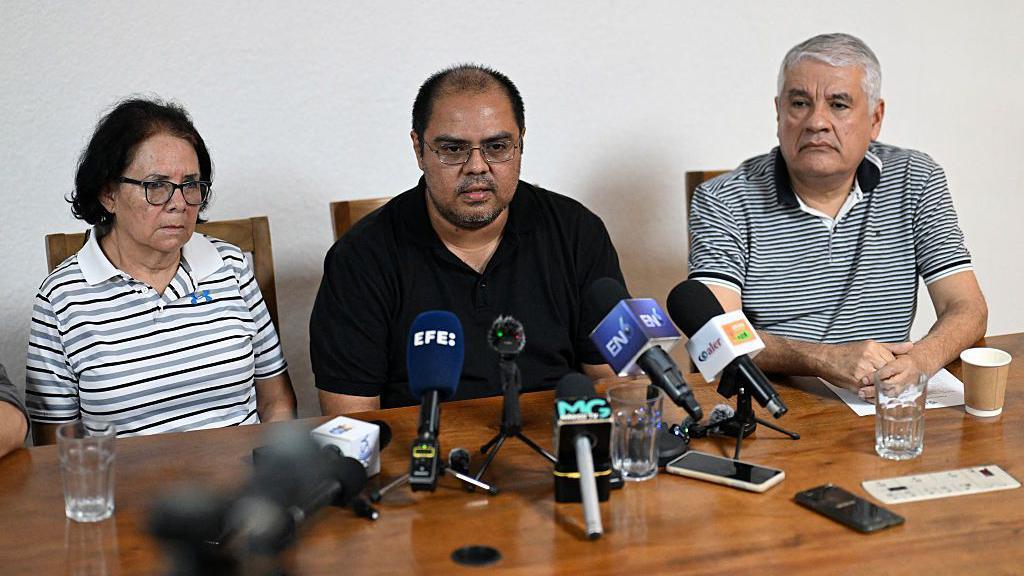 Eleonora Alfaro (izq.), madre de Ruth López, junto a Louis Benavides (centro) y Abraham Abrego, director de litigios estratégicos de Cristosal, durante una conferencia de prensa el 19 de mayo en la que informaron sobre la detención de la abogada de derechos humanos en Santa Tecla, El Salvador.