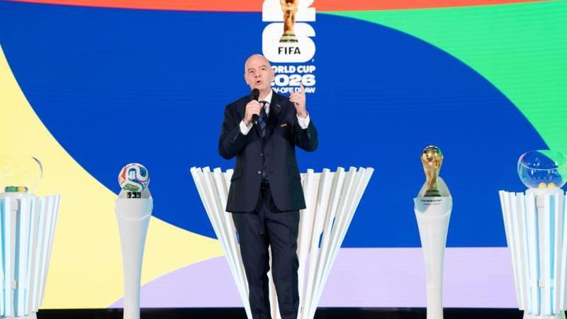 رئيس الاتحاد الدولي لكرة القدم جياني إنفانتينو اثناء سحب قرعة كأس العالم