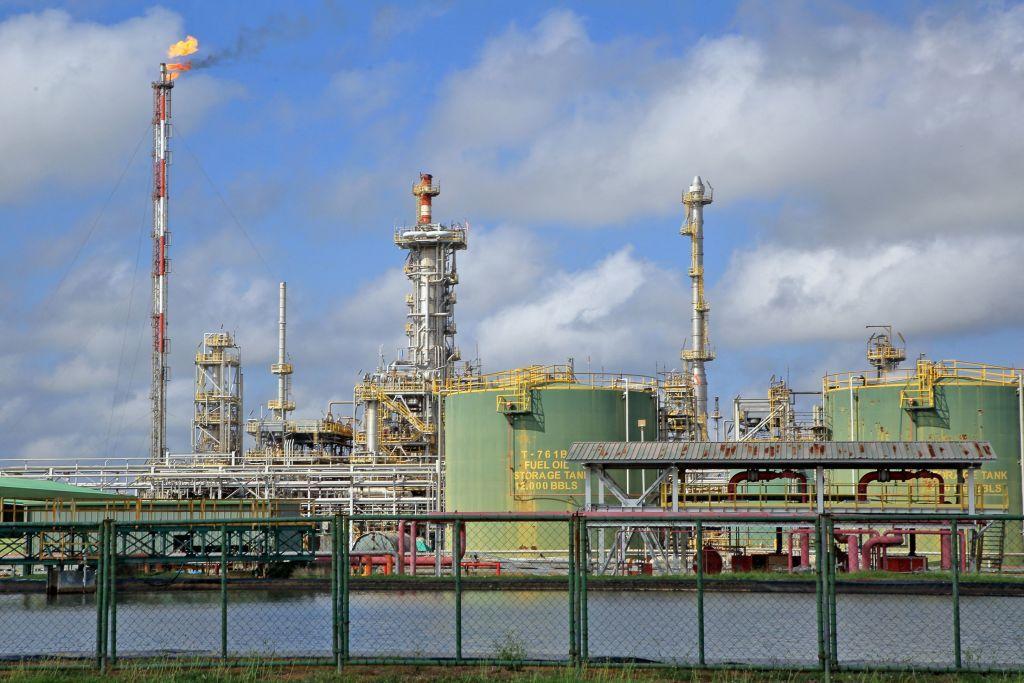 Una refinería en Surinam.