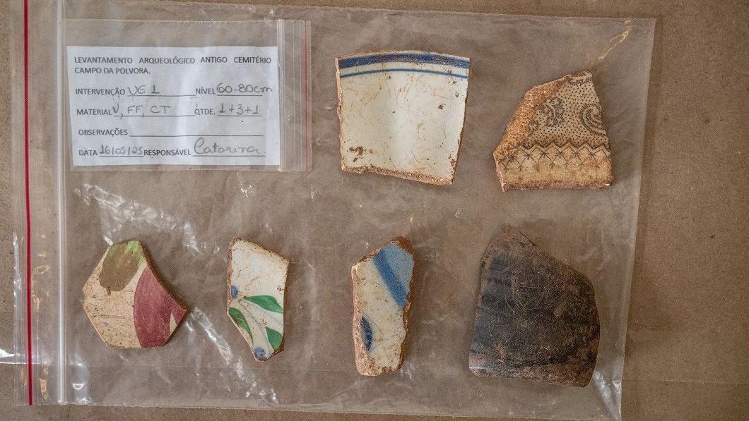 Foto de cacos de vidro e porcelana sobre uma mesa.