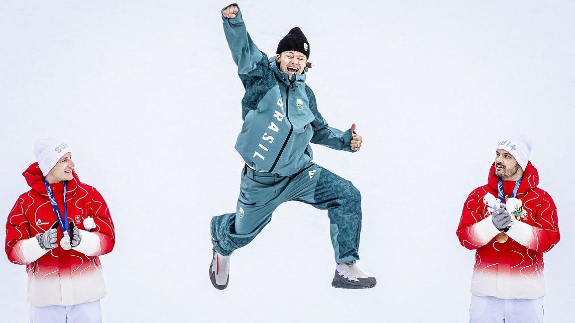 Lucas Pinheiro Braathen durante la ceremonia de entrega de premios en el eslalon gigante en los Juegos Olímpicos de Invierno de Milán-Cortina 2026.