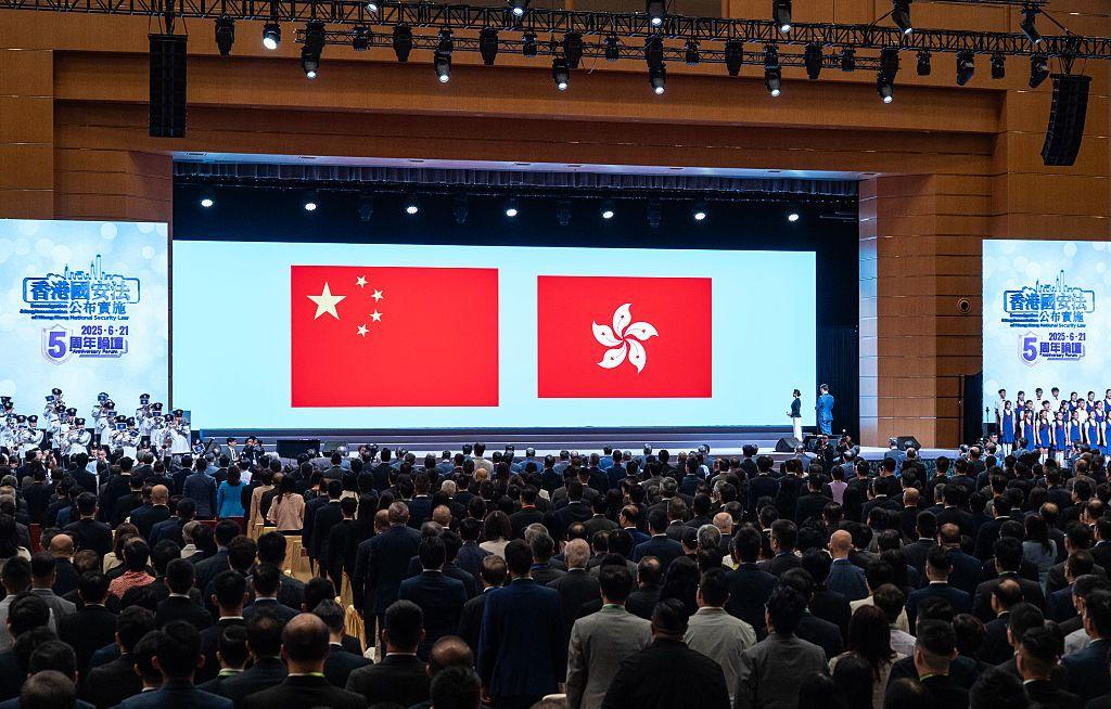 2025年6月21日，香港國安法頒布實施五週年論壇在香港會議展覽中心舉行，與會者齊唱國歌。