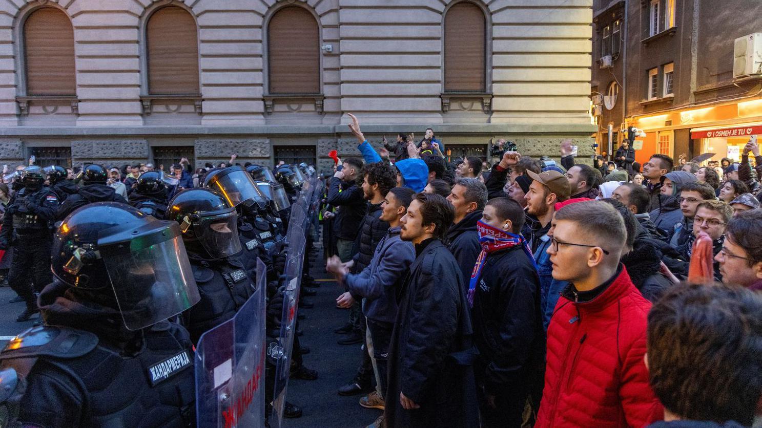 Kordon policije u ponoj opremi i desetine ljudi sa druge strane na protestu u Beogradu 31. marta 2026.