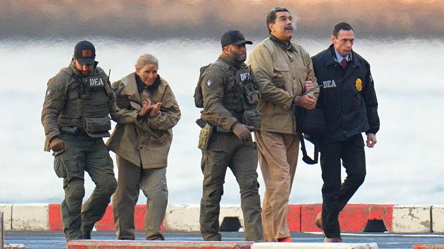 尼古拉斯·馬杜羅及其妻子西莉亞·弗洛雷斯在曼哈頓直升機停機坪落地後，被聯邦探員押送並戴上手銬