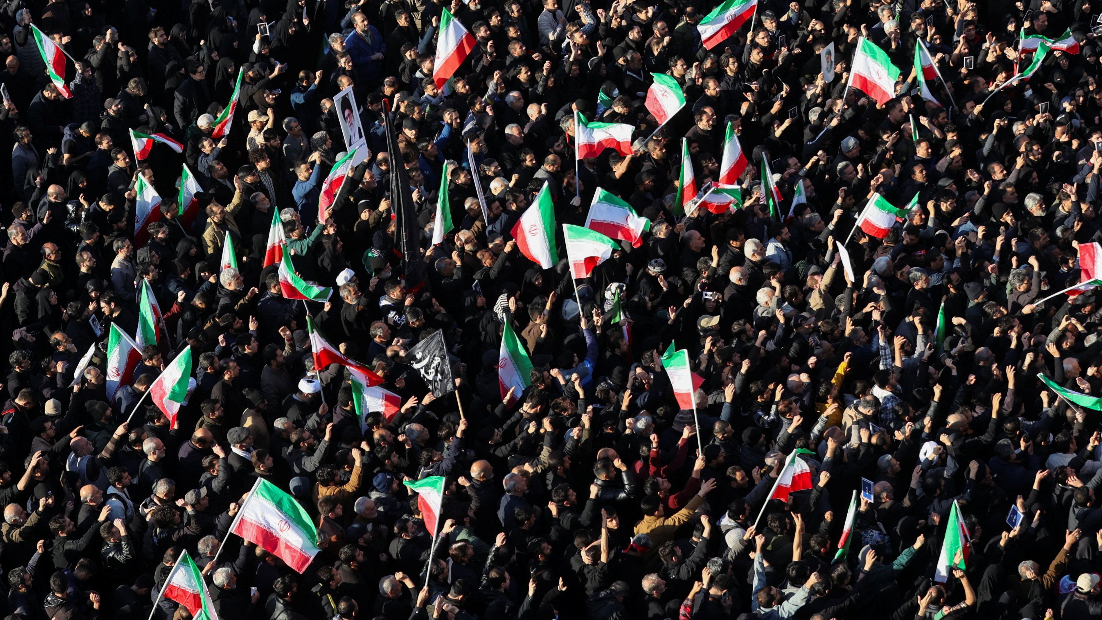 Okupljeni stanovnici Teherana koji žale smrt vrhovnog vođe ajatolaha Alija Hamneija