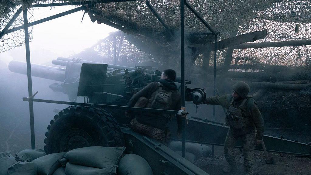 在波克羅夫斯克附近，烏克蘭炮兵在濃霧下、偽裝網後方發射火炮。