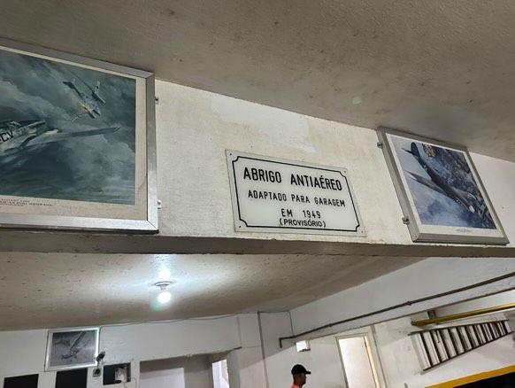Placa diz: Abrigo Antiaéreo - Adaptado para garagem em 1949