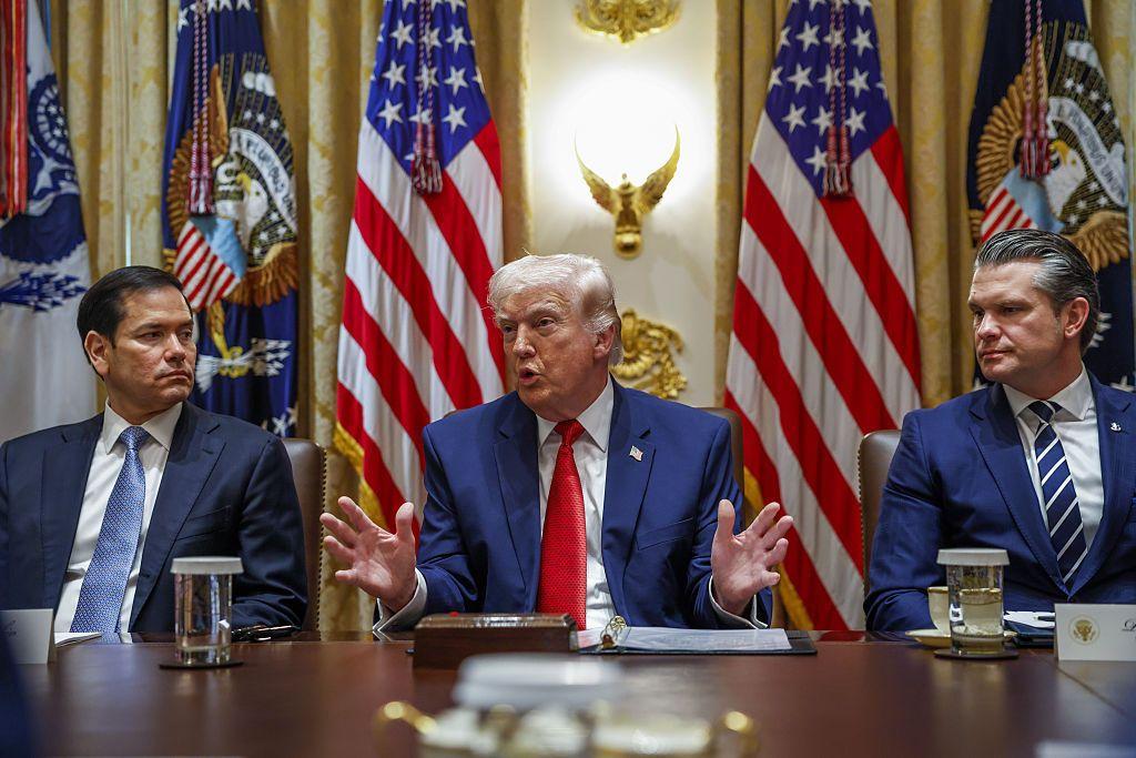 Donald Trump habla en una reunión de gabinete, flanqueado por Marco Rubio y Pete Hegseth