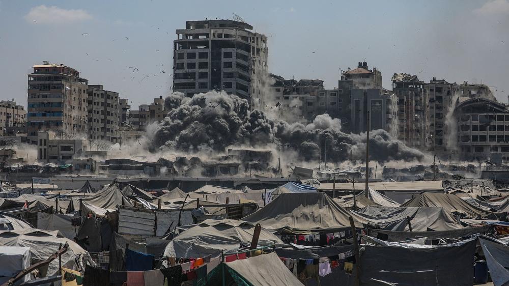 Fumaça sobe na Harmony Tower após um ataque aéreo israelense no oeste da cidade de Gaza.