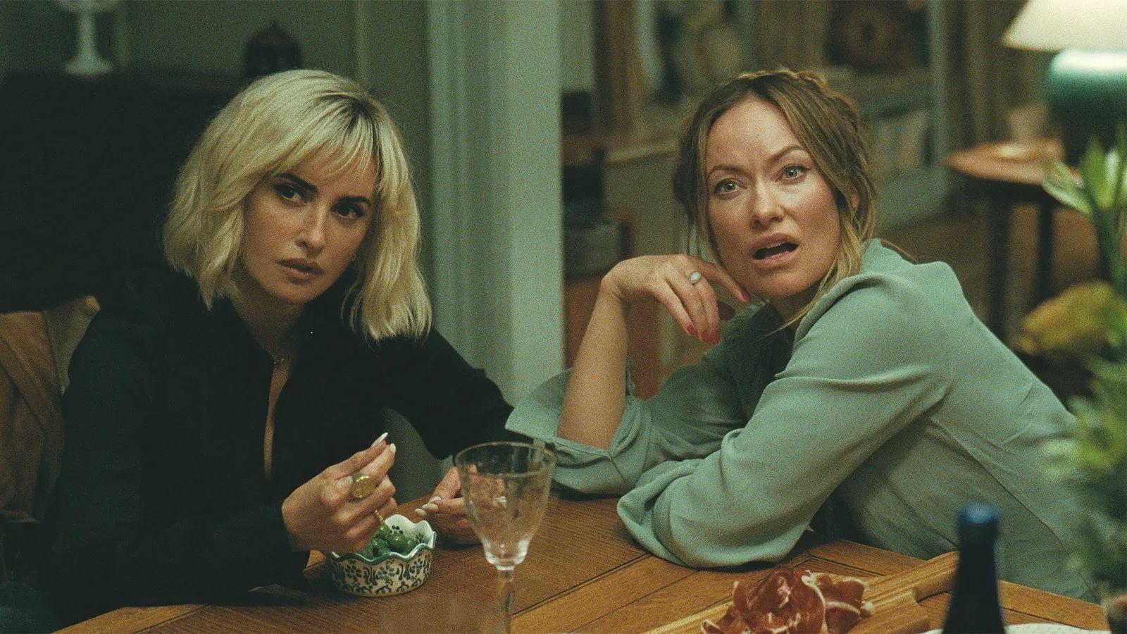Escena de "La invitación" con Penélope Cruz y Olivia Wilde. 