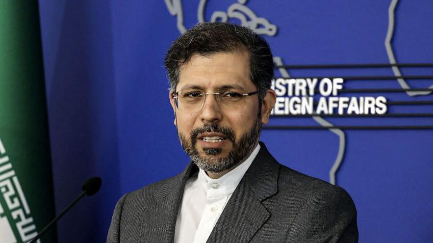 Saeed Khatibzadeh en una rueda de prensa en Teherán el 9 de mayo de 2022.