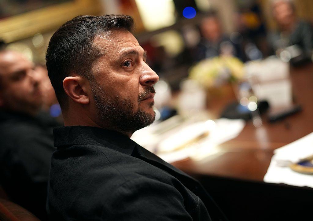 الرئيس الأوكراني فولوديمير زيلينسكي خلال متابعته اللقاء مع الرئيس الأمريكي دونالد ترامب وأعضاء حكومته في البيت الأبيض بتاريخ 17 أكتوبر/تشرين الأول 2025، في واشنطن العاصمة.